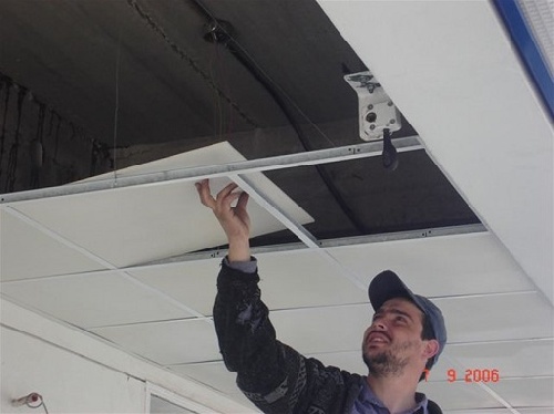 اجرای سقف کاذب جهت زیبایی و تامین نیازهای استاندارد در اتاق سرور